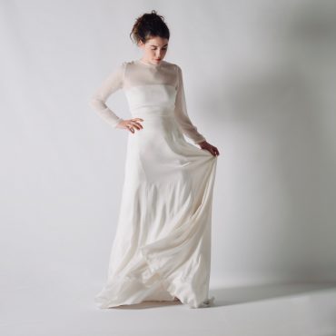 Minimalist wedding outfit with sleeves 